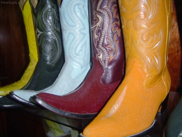 Botas en piel de mantarraya macho en diversos tonos                               